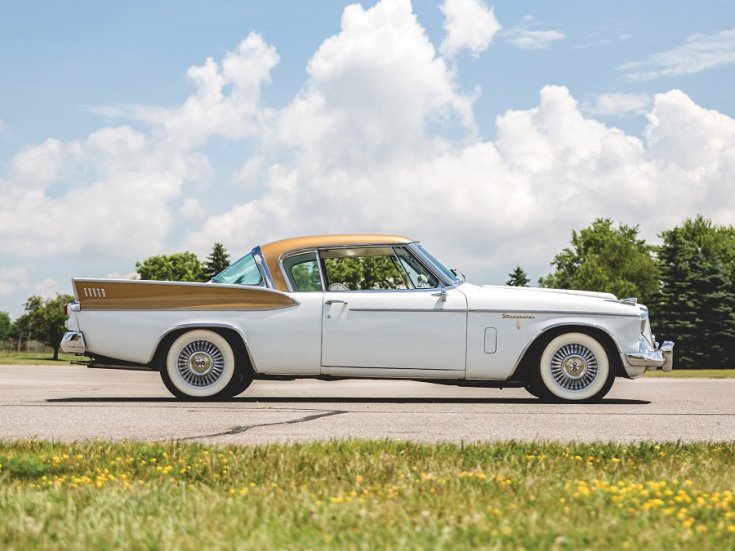 1958 Studebaker Golden Hawk, kéttónusú fehér és arany festés, oldalnézet, jobbról, alulról fotózva