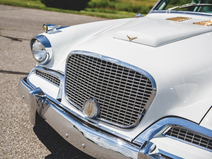 1958 Studebaker Golden Hawk, kéttónusú festés, fehér és arany, hűtőrács ráközelítve, elölnézet, oldalnézet, balra döntve, alulról fotózva