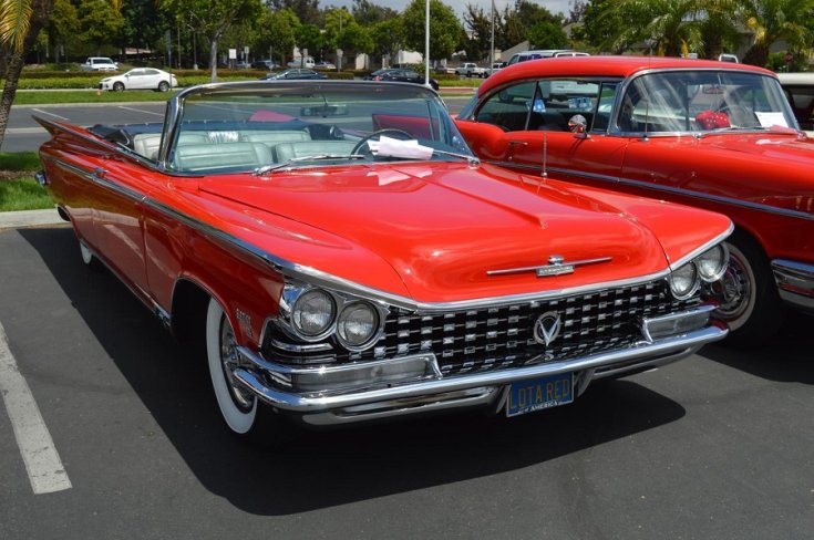 1959 Buick Electra, kéttónusú kabrió, fehér és vörös, elölnézet, oldalnézet, oldalról döntve, jobbról