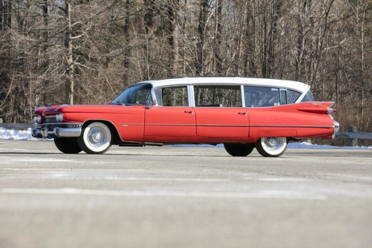 1959 Cadillac Broadmoor Skyview, piros fehér, elölnézet, oldalnézet, döntve balról, távolról fotózva, kicsit ráközelítve