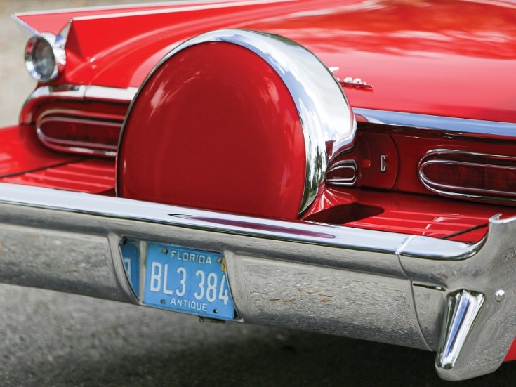 1959 Pontiac Bonneville, vörös kabrió, feneke plusz Continental Kit, elölnézet, oldalnézet, döntve, jobbra