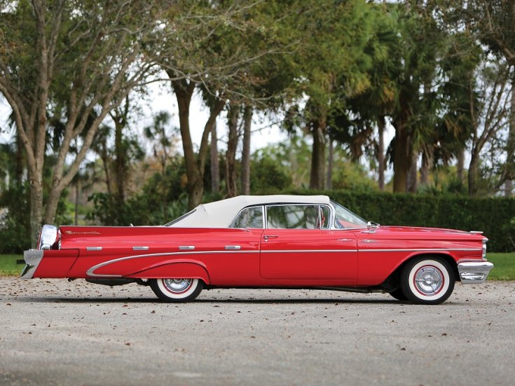 1959 Pontiac Bonneville, vörös kabrió, tetővel, oldalnézet, jobbról, távolról