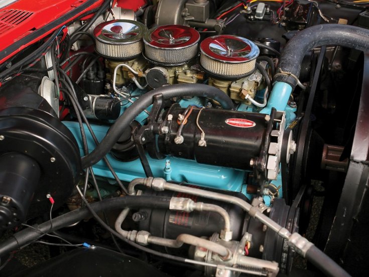 1959 Pontiac Bonneville, vörös kabrió, motortér, oldalnézet, jobbról, ráközelítve
