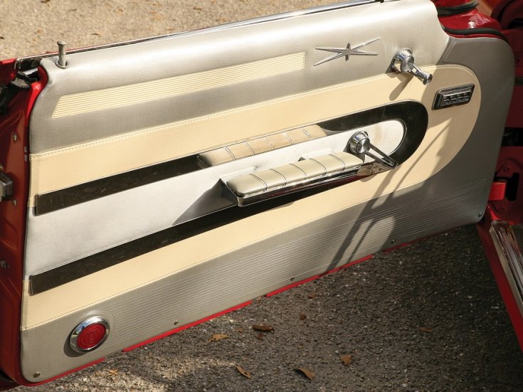 1959 Pontiac Bonneville, vörös kabrió, vezető oldali ajtó, nyitva