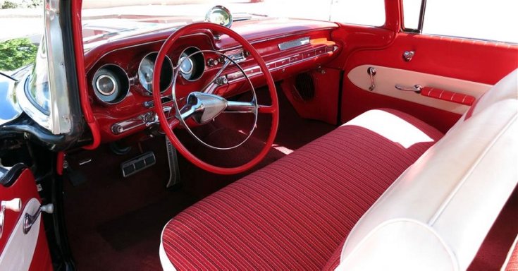 1959 Pontiac Catalina műszerfal és első üléssor, nézet a vezető oldal felől
