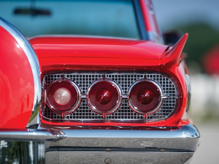 1960 Ford T-bird, vörös, kupé, hátulnézet, frontális, jobb hátsó fények
