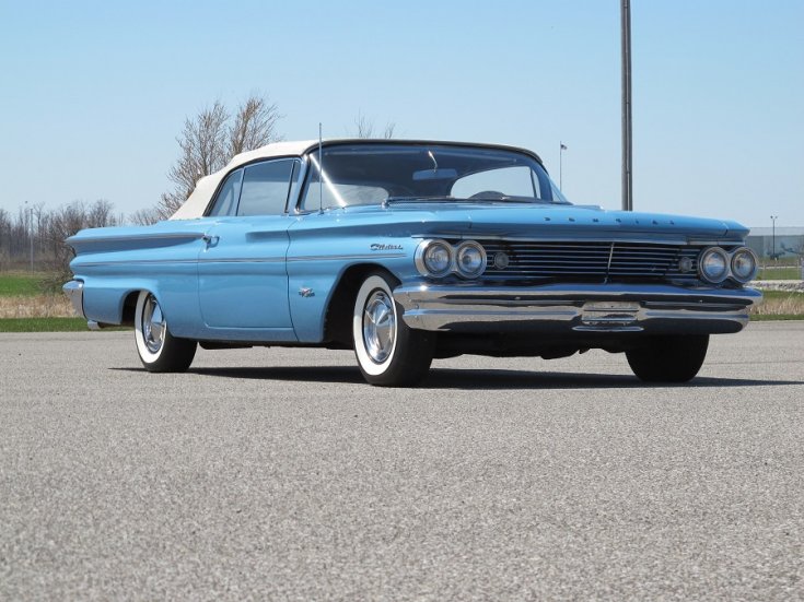 1960 Pontiac Bonneville, kék kabrió fehér tetővel, elölnézet, oldalnézet, jobbról, távolról, alulnézet