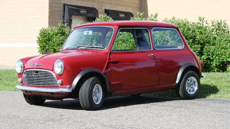 1961 Autin Mini Minorr, vörös, elölnézet, oldalnézet, döntve, balról