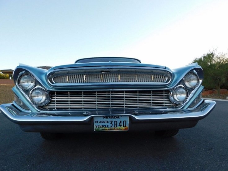 1961 DeSoto kabrió, kék, elölnézet, szemből, alulról, ráközelítve