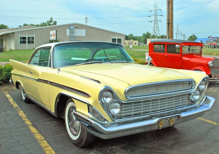 1961 DeSoto hardtop, sárga, elölnézet, oldalnézet, jobbról, ráközelítve