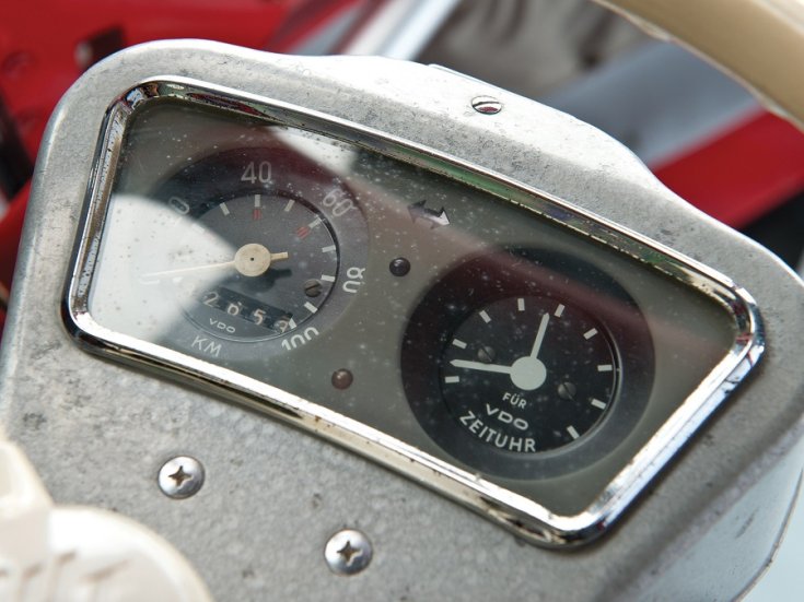 1962 Trojan 200, mikroautó, buborékautó, piros, műszerfal, óracsoport, felülnézet, alulról döntve
