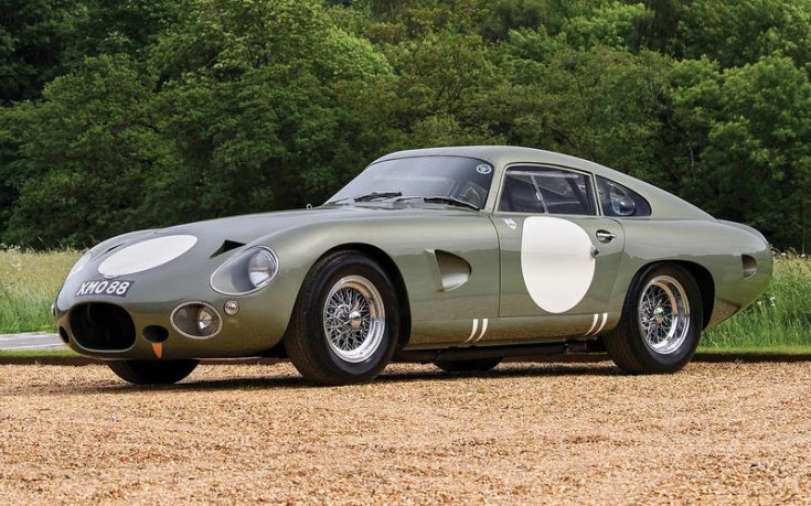 1963 Aston Martin DP215 egy parkban, féloldalról