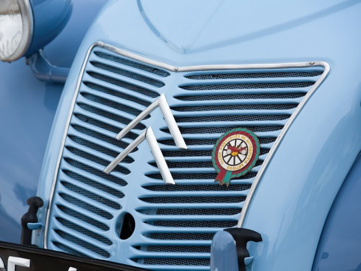 1964 Citroen 2 CV, 4x4 Sahara, baba kék, hűtőrács, ráközelítve, szemből, döntve, jobbról