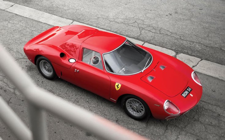 1964-es Ferrari 250 LM az úton, felülről és féloldalról