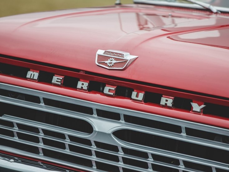1965 Mercury M-100, meggyvörös, hűtőrács, ráközelített, elölnézet, balról döntve