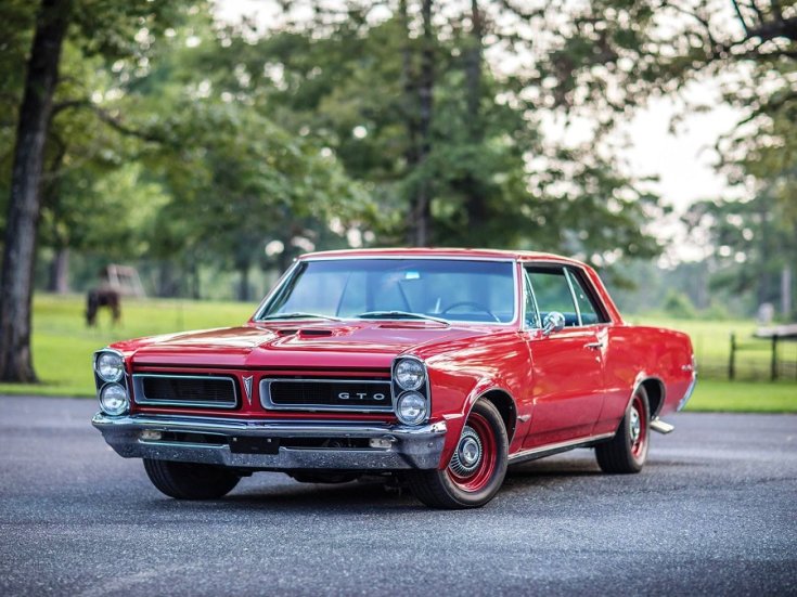 1965 Pontiac GTO, vörös kupé, elölnézet, oldalnézet, balról döntve, távolról ráközelítve