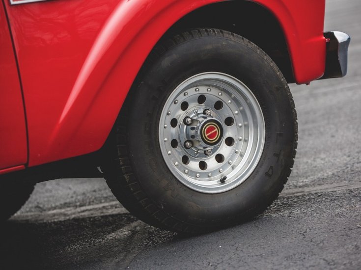 1965 Mercury M-100, piros, pickup, jobb első kerék, oldalnézet, jobbról