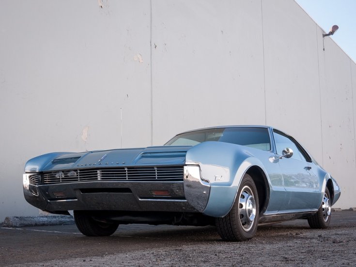 1966 Oldsmobile Toronado, kék, alulnézet, elölről, oldalról, balról
