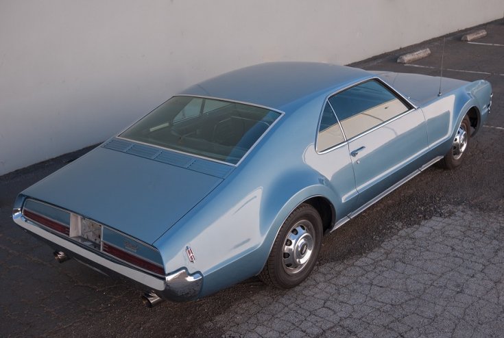 1966 Oldsmobile Toronado, kék, hátulnézet, oldalról, jobbról