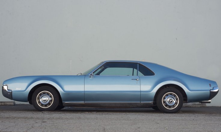 1966 Oldsmobile Toronado, kék, oldalnézet, balról