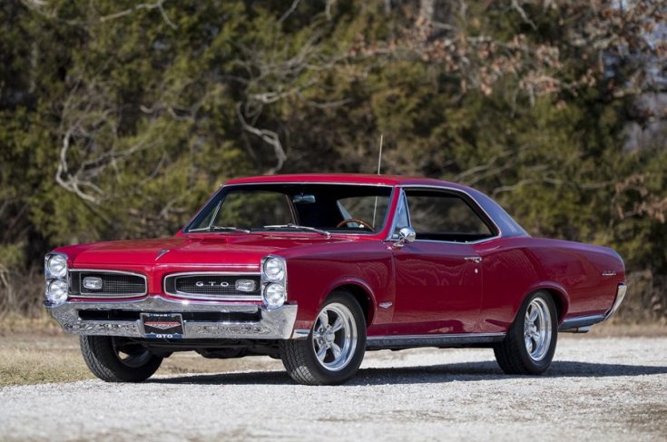 1966 Pontiac GTO, meggyvörös, világos, C-oszlop nélküli kupé, elölnézet, oldalnézet, balról, kicsit távolról, ráközelítve
