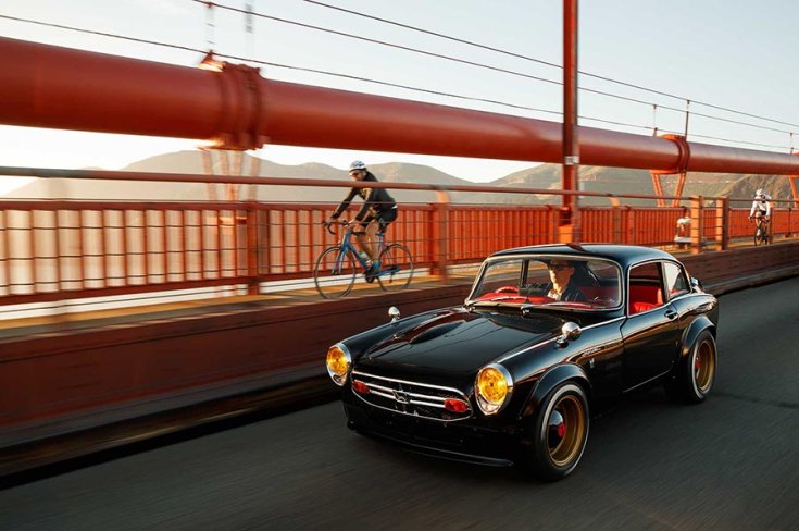 Daniel Wu 1968-as Honda S800 restomod tuningautója egy hídon menet közben