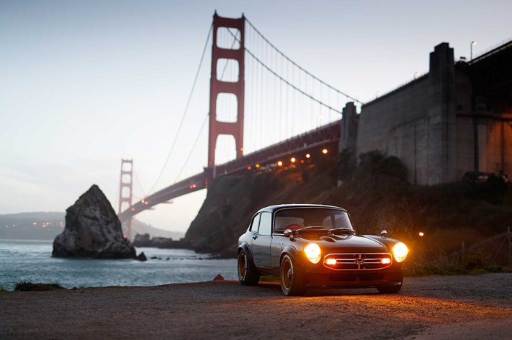 Daniel Wu 1968-as Honda S800 restomod tuningautója naplementében egy híd mellett