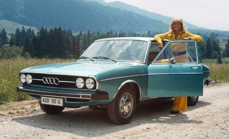 1968 Audi 100 C1, baba kék, kupé, elölnézet, oldalnézet, balról, nyitott ajtó, nő áll ki belőle