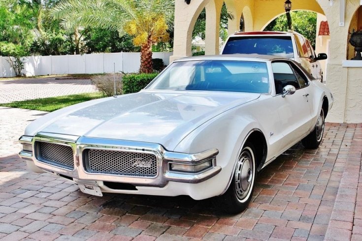 1968 Oldsmobile Toronado, fehér, elölnézet, oldalról, balról