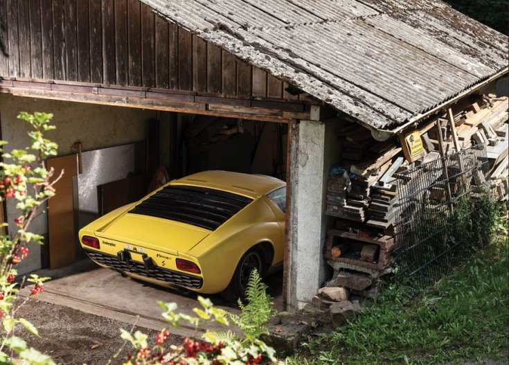 1969 Lamborghini Miura P400 S hátsó része kilátszik egy garázsból1969 Lamborghini Miura P400 S hátsó része kilátszik egy garázsból