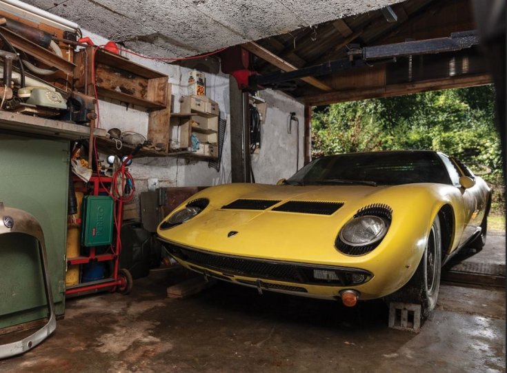 1969 Lamborghini Miura P400 S egy garázsban