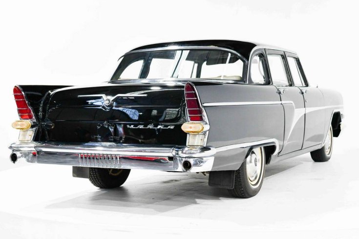 1969 GAZ 13 Csajka, fekete krómozott limuzin, hátulnézet, oldalnézet, jobbról, alulról fotózva