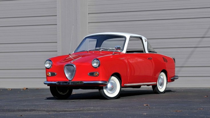 1969 Goggomobil TS 250 Coupé, piros, fehér tetővel, elölnézet, oldalnézet, balról döntve, távolról fotózva