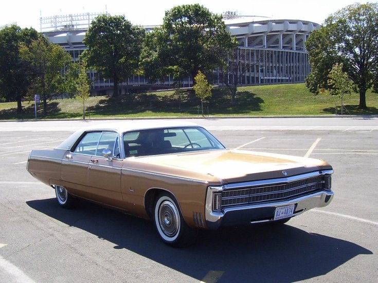 1969 Chrysler Imperial LeBaron, landau limuzin, bézs színű, fekete tető, elölnézet, oldalnézet, jobbról, távolról