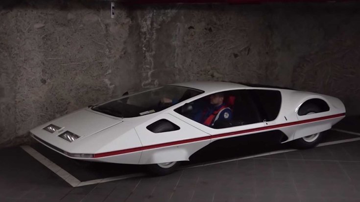 A Ferrari 512S Modulo Concept egy garázsban állva oldalról