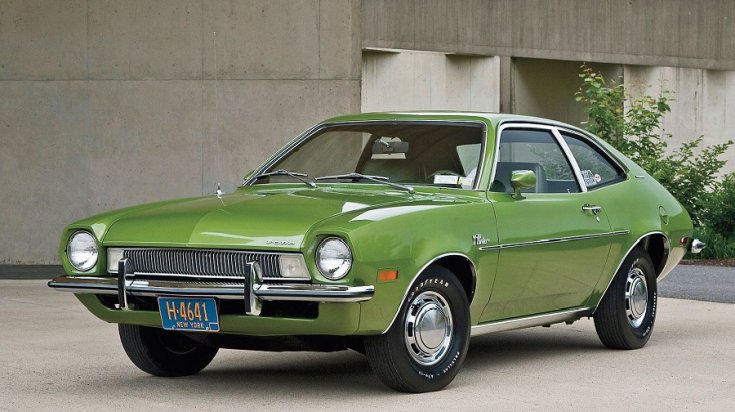 1970 Ford Pinto, zöld 3 ajtós hatchback, elölnézet, oldalról döntve, balról, távolról ráközelítve
