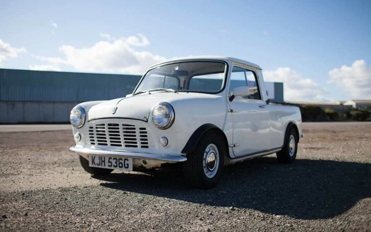 1971 Austin Seven pickup, fehér, elölnézet, oldalnézet, balról, döntve, alulról fotózva