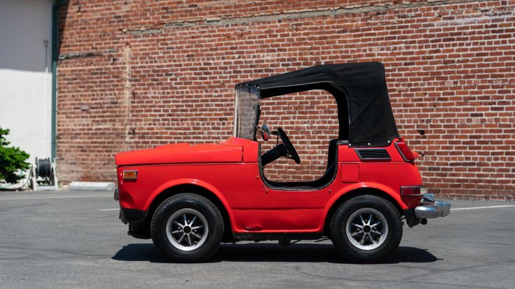 Módosított Honda N600-as oldalról egy parkolóban