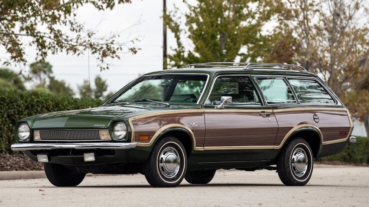1972 Ford Pinto Squire, sötét zöld kombi faberakással, elölnézet, oldalról döntve, balról