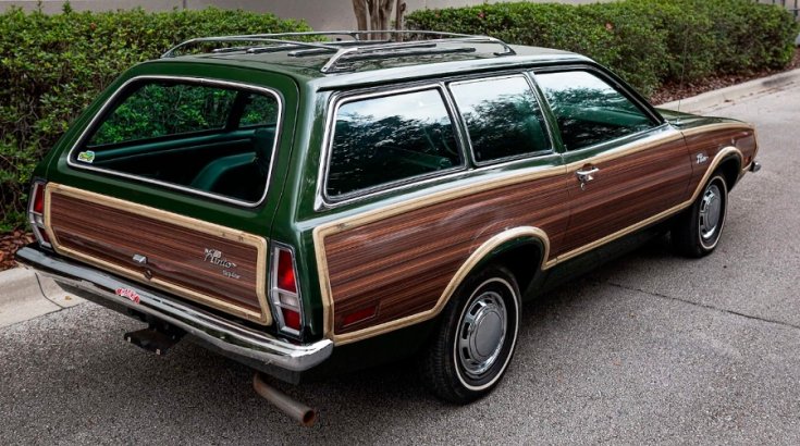 1972 Ford Pinto Squire, sötét zöld kombi faberakással, hátulnézet, oldalról döntve, jobbról