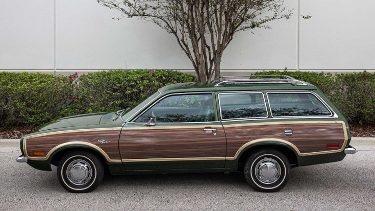 1972 Ford Pinto Squire, sötét zöld kombi faberakással, elölnézet, oldalnézet, balról, távolról ráközelítve