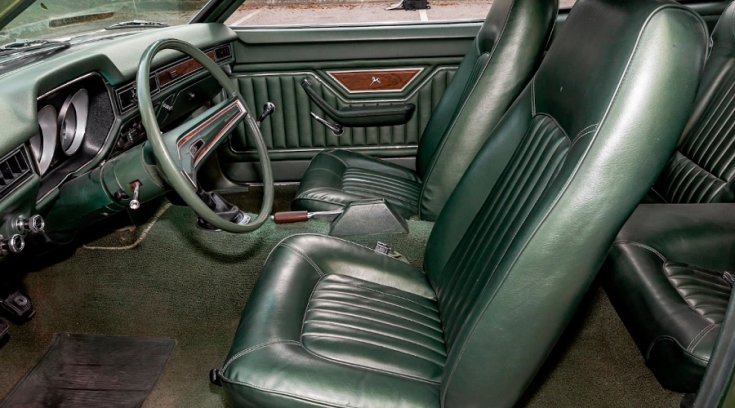 1972 Ford Pinto Squire, sötét zöld kombi, utastér, vezető oldala, zöld műbőr huzat, oldalnézet, kívülről, ráközelítve