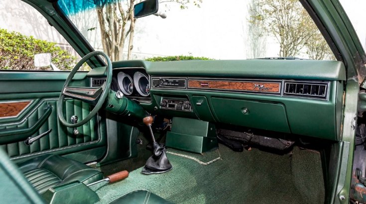 1972 Ford Pinto Squire, sötét zöld kombi, utastér, anyós oldala, zöld műbőr huzat, oldalnézet, kívülről, ráközelítve, alulnézet