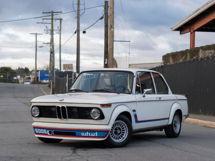 1974 BMW 2002 Turbo, fehér, kék csíkokkal, oldalnézet, balról