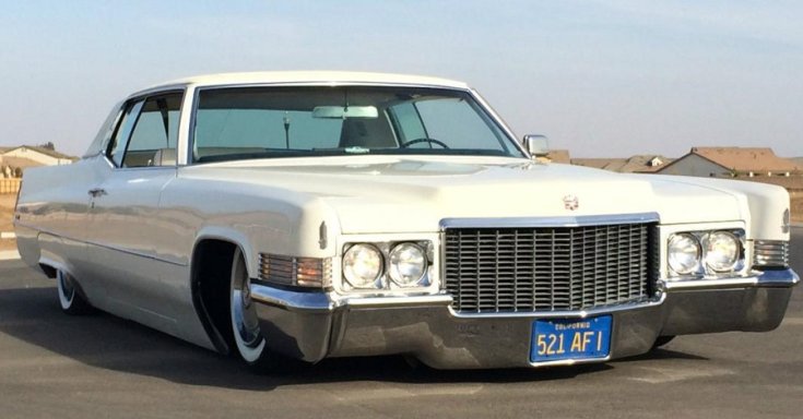 ültetett 1974-es Cadillac Coupe de Ville, fehér, előlnézet