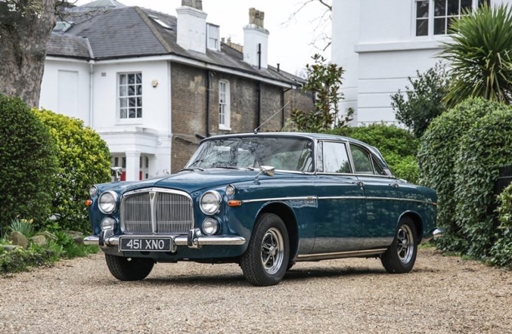 1974 Rover P5B, kék, szedán, elölnézet, oldalnézet, balról, ráközelítve, háttérben sorházak