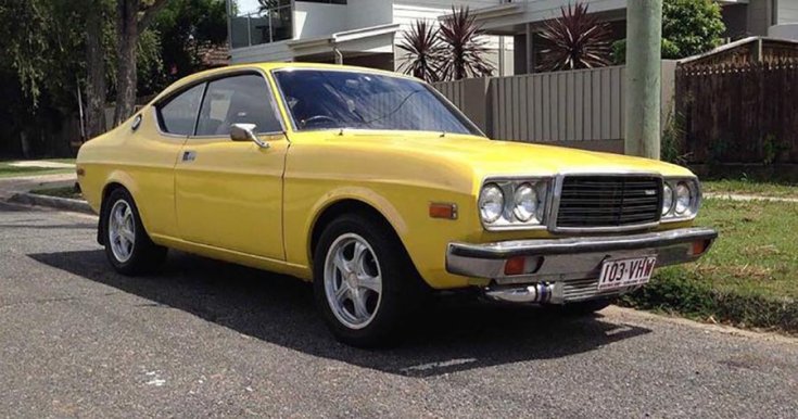 1975 Mazda RX-4 sárga színben 45 fokos szögből