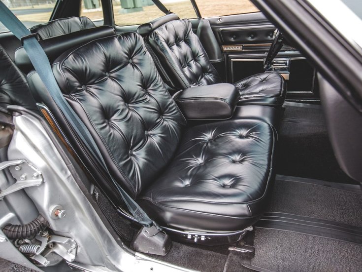 1976 Oldsmobile Regency 98, első üléssor, fekete bőrülések, elölnézet hátrafelé, oldalnézet, anyós oldal felől, kívülről