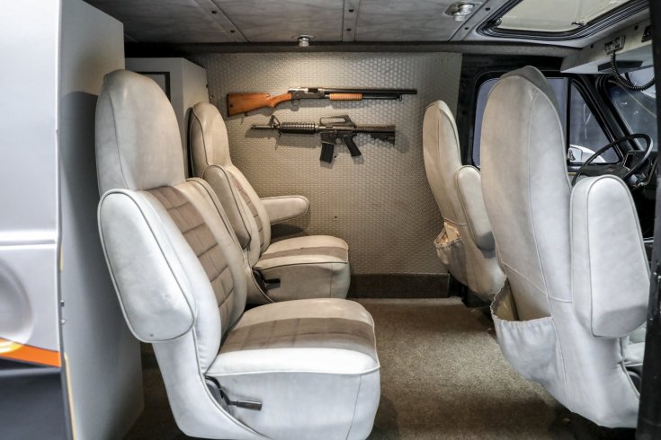 Replika-fegyverekkel feldíszített GMC Vandura utastere