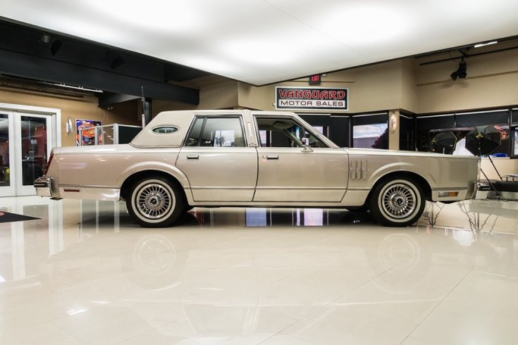 Az 1980-as Lincoln Continental Mark VI oldalról